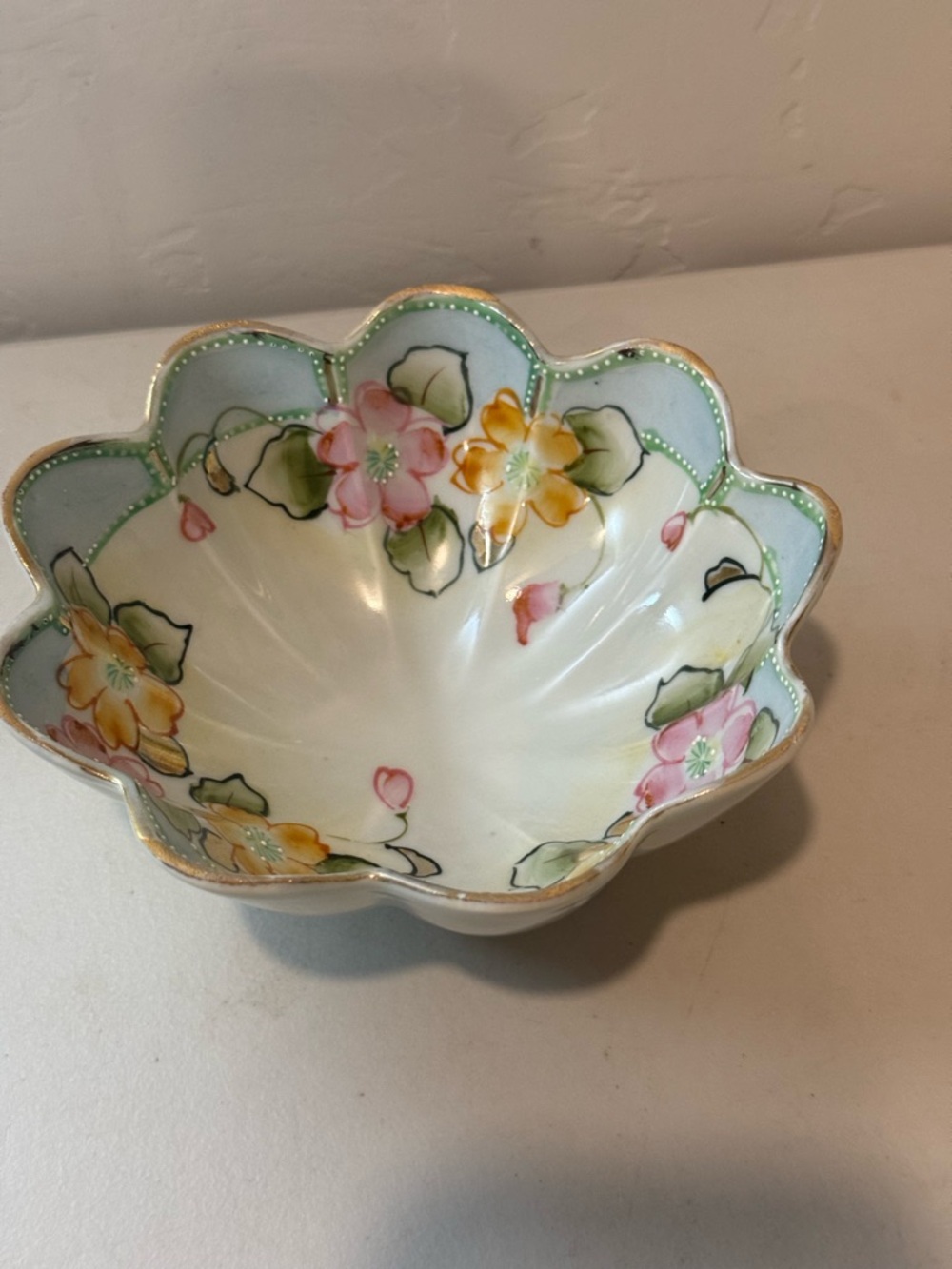 VINTAGE COLLECTIBLE HAND‎ PAINTED SCALLOPED EDGE 3-LEG 6" BOWL  Trinket Decor
